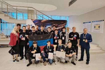 Студенты из Донецкой Народной Республики победили на всероссийских соревнованиях по спортивному программированию Команда DONBASS LEGEND заняла первое место в дисциплине Информационная безопасность на фестивале Победа который проходил в Подмосковье   О победе сообщил временно исполняющий обязанности министра спорта и туризма ДНР Евгений Ширшов   Этот фестиваль проводится по решению президента для развития технологичных видов спорта Победа в нём подтверждает высокий уровень подготовки донецких студентов в сфере защиты информации