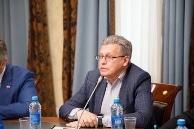 Рифат Сабитов: «Появление домена .РФ явилось большим вкладом в обеспечение технологического и информационного суверенитета России» 12 мая в Общественной палате РФ прошли мероприятия, посвященные 15-летию российского национального домена .РФ: награждение заслуженных работников отрасли благодарностями и грамотами Минцфиры РФ, церемония гашения юбилейной почтовой открытки, круглый стол «Кириллица в интернете. Домен .РФ — символ значимости русского языка в современном мире» и подписание Меморандума о развитии поддержки средств интернет-адресации на государственном языке Российской Федерации. Сегодня домен .РФ с 762 тысячами регистраций является абсолютным лидером среди всех мировых IDN-доменов. В своем выступлении заместитель председателя Общественного совета Минцифры РФ, председатель комиссии по развитию информационного сообщества, СМИ и массовых коммуникаций Общественной палаты, заместитель генерального директора — руководитель регионального департамента ВГТРК Рифат Сабитов подчеркнул: «Появление домена .РФ явилось большим вкладом в обеспечение технологического и информационного суверенитета России, а также в развитие гражданского общества Российской Федерации». ОП РФ