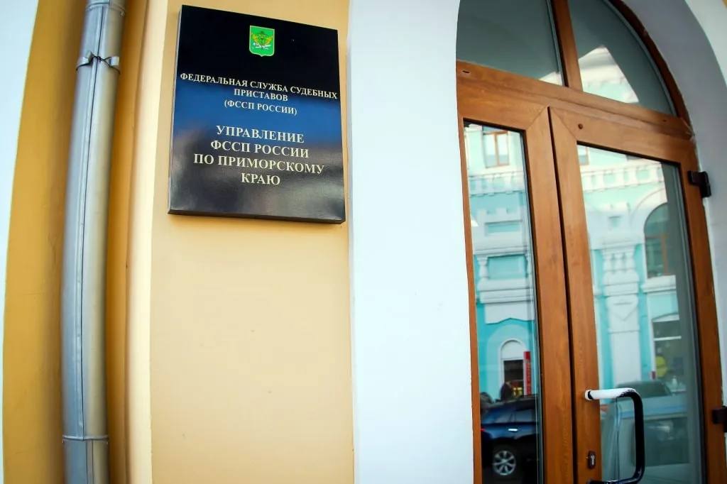 Начальники отделов Службы судебных приставов Владивостока незаконно закрывали исполнительные производства: по материалам прокурорских проверок возбуждено три уголовных дела Надзорным ведомством установлено, что в период с 2023 года по 2024 год должностные лица незаконно обеспечили окончание почти 140 исполнительных производств, взыскателем по которым является КГУП «Примтеплоэнерго» и КГУП «Примводоканал», в связи с невозможностью установления местонахождения должников и их имущества. Однако исполнительные производства фактически подлежали прекращению в связи с их смертью. В результате из краевого бюджета предприятиям неправомерно выделена субсидия в размере 2,8 млн рублей. Прокуроры материалы проверки направили в орган предварительного расследования для решения вопроса об уголовном преследовании. По результатам их рассмотрения следственными органами возбуждено три уголовных дела в отношении начальника отдела судебных приставов по Ленинскому и Фрунзенскому районам города Владивостока, заместителей начальников отделов судебных приставов по Первореченскому и Первомайскому районам города Владивостока по п. «е» ч. 3 ст. 286 УК РФ превышение должностных полномочий, совершенное из иной личной заинтересованности . Ход и результаты расследования уголовных дел находятся на контроле в надзорном ведомстве.