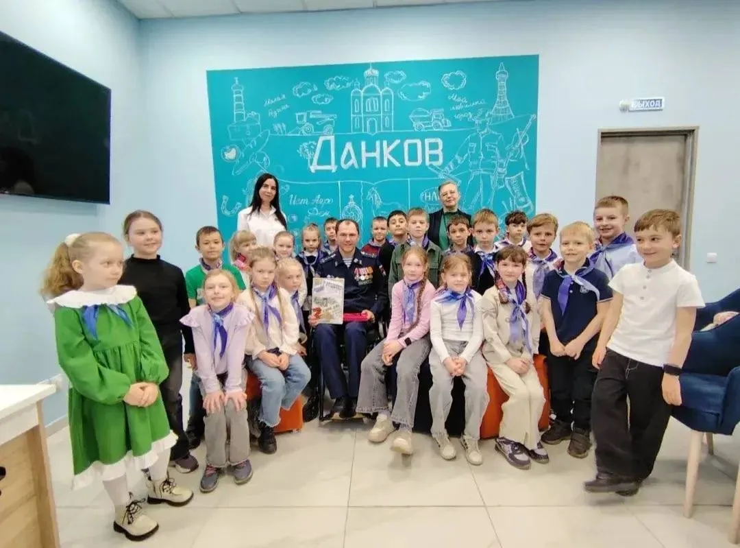 Урок Мужества в Данкове встреча с настоящим героем В Данкове для учащихся первых классов лицея 4 состоялся особенный урок Мужества Его провёл ветеран специальной военной операции Иван Занин человек чья жизнь и служба стали примером отваги и преданности Родине В ходе встречи Иван Занин рассказал ребятам о важности патриотизма мужества и ответственности за судьбу страны Особое внимание было уделено примерам героизма российских солдат которые не жалея себя защищают мир и спокойствие граждан Дети с интересом слушали ветерана задавали вопросы и делились своими впечатлениями Такие встречи это не просто уроки истории а живое общение с теми кто на деле доказал свою любовь к Отечеству Они помогают воспитать в подрастающем поколении чувство гордости за свою страну и уважение к её защитникам