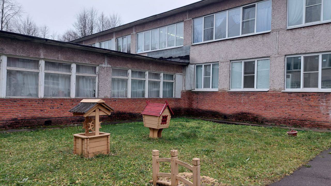 Летом в микрорайоне Восточный начнутся работы по строительству нового детского сада на 200 мест. В прошлом году мы не раз встречались с родителями воспитанников «Золотого петушка». Изначально разговор шел о закрытии дошкольного учреждения на капитальный ремонт. Каждому ребёнку на выбор было предложено место в любом дошкольном учреждении города. В январе этого года состоялось еще одно собрание, на котором было озвучен другое решение. Решение взвешенное и обдуманное, опирающееся на состояние подвального помещения здания детского сада и инженерных коммуникаций, правильное функционирование которых сказывается на безопасности детей. Еще раз проконсультировавшись со специалистами, было предложено снести старое здание и построить новый, современный и просторный детский сад. С отдельным спортивным залом, новым пищеблоком и всем необходимым для детей. Сейчас идёт процедура определения подрядчика. Как только будет заключен контракт на производство работ – доложим график их выполнения. Совсем скоро в нашем городе начнется строительство нового детского сада, а это всегда радостное событие.