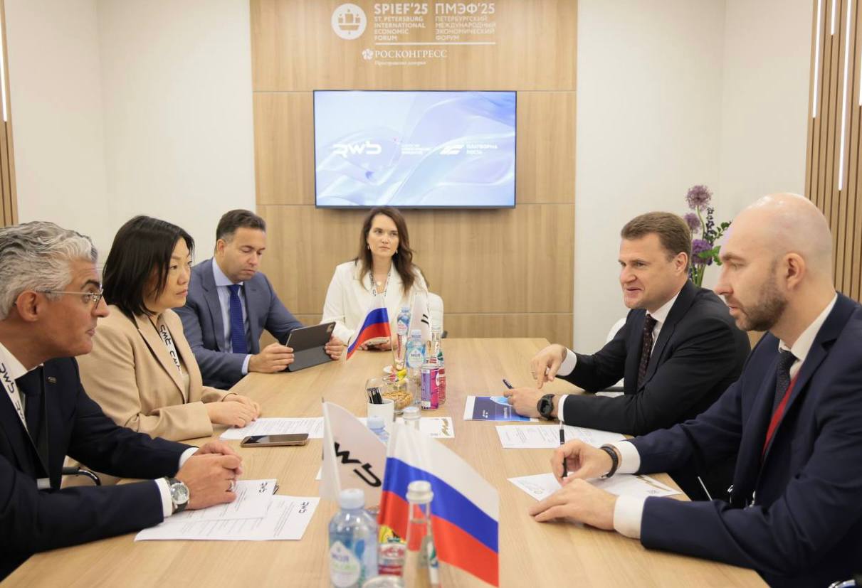 Дальневосточные бренды покоряют маркетплейсы На Петербургском международном экономическом форуме ПМЭФ министр по развитию Дальнего Востока и Арктики Алексей Чекунков и глава РВБ Татьяна Ким обсудили механизмы по поддержке предпринимателей из дальневосточных регионов. Бренды смогут продавать и рекламировать товары на маркетплейсе Wildberries. Также по программе «Платформа роста» предусмотрено обучение логистике. На первом этапе из Бурятии к проекту присоединилось уже порядка 30 брендов, которые получили доступ к уникальным инструментам продвижения. «Цифровые платформы стали одним из ключевых столпов новой экономики. «Платформа роста» позволит дальневосточным предпринимателям и выращенным ими брендам масштабироваться, повысить обороты и эффективность бизнеса. Широко известно, что платформенные решения обеспечивают существенное снижение операционных издержек. С другой стороны, миллионы потребителей в нашей стране, а также за рубежом, получат доступ к зачастую уникальной, качественной и экологичной продукции, производимой на Дальнем Востоке», – отметил Алексей Чекунков. Отметим, что новые проекты на Дальнем Востоке реализуют более 2,5 тыс. предпринимателей малого и среднего бизнеса. Так, за прошлый год количество селлеров увеличилось на 18%, а продажи на 57%.
