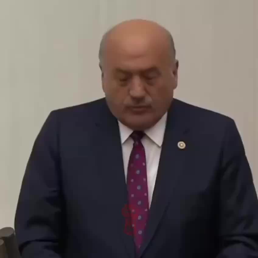 Депутат Сулейман Караман рекламирует отель Ramada в парламенте Турции