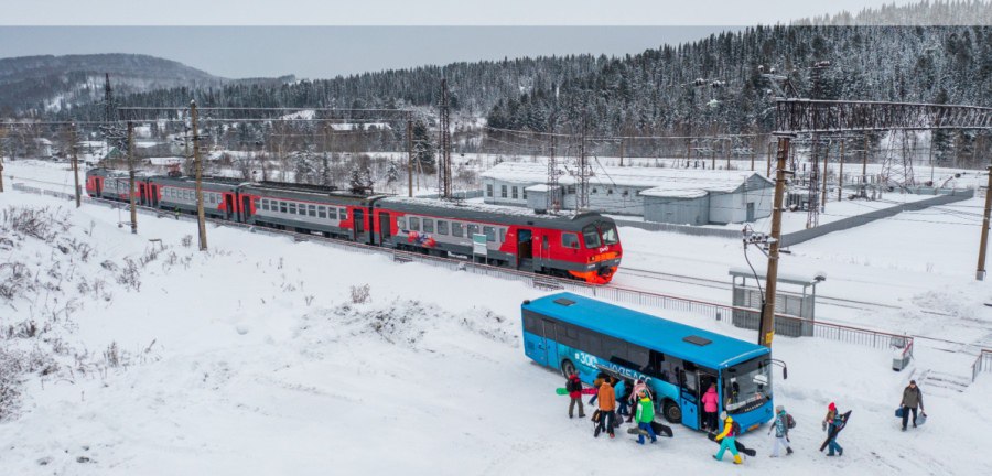 Началась продажа билетов на турпоезд Шерегеш экспресс С 22 ноября 2025 года возобновляет работу туристский поезд Шерегеш экспресс Состав является частью мультимодального маршрута проезд в электропоезде проезд в автобусе Новокузнецк Чугунаш Шерегеш Начало движения поезда совпадает с датой официального открытия горнолыжного сезона в популярном кузбасском курорте В день запуска нового сезона пассажиров ждет специальная праздничная программа конкурсы викторины горячие напитки памятные сувениры и тематические подарки Главным сюрпризом станет розыгрыш Золотого купона Шерегеш экспресс который дает право на бесплатный проезд на туристском поезде до конца 2025 года kuzzbas ru news society 77500 html