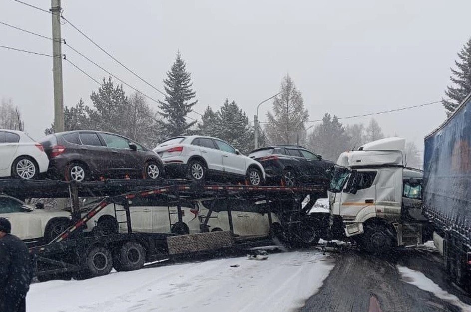В Шелеховском районе ограничили движение транспорта из за ДТП Как сообщили КП Иркутск в региональной Госавтоинспекции два большегруза столкнулись на федеральной трассе Байкал Из за аварии автоинспекторы ввели ограничение движения всех транспортных средств в направлении Шелехов Слюдянка и обратно с 48 по 100 километры прокомментировали в пресс службе ГУ МВД России по Иркутской области В результате ДТП никто не пострадал Полицейские принимают меры для устранения последствий