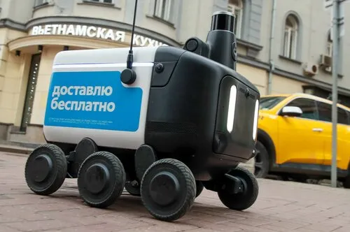Роботы курьеры развозят заказы уже в 20 районах Москвы сообщил заммэра столицы по вопросам транспорта и промышленности Максим Ликсутов Они развозят более 1 5 тыс заказов в сутки Среднее время доставки заказа ровером составляет 15 минут В частности роверы работают в таких районах Москвы как Фили Давыдково Аэропорт Савеловский Тверской Мещанский Красносельский Марьина Роща Перово Даниловский Донской Пресненский Якиманка Замоскворечье Хамовники Арбат Раменки Очаково Матвеевское Тропарево Никулино Проспект Вернадского Ломоносовский Фото Василий Кузьмичёнок АГН Москва interfaxonline