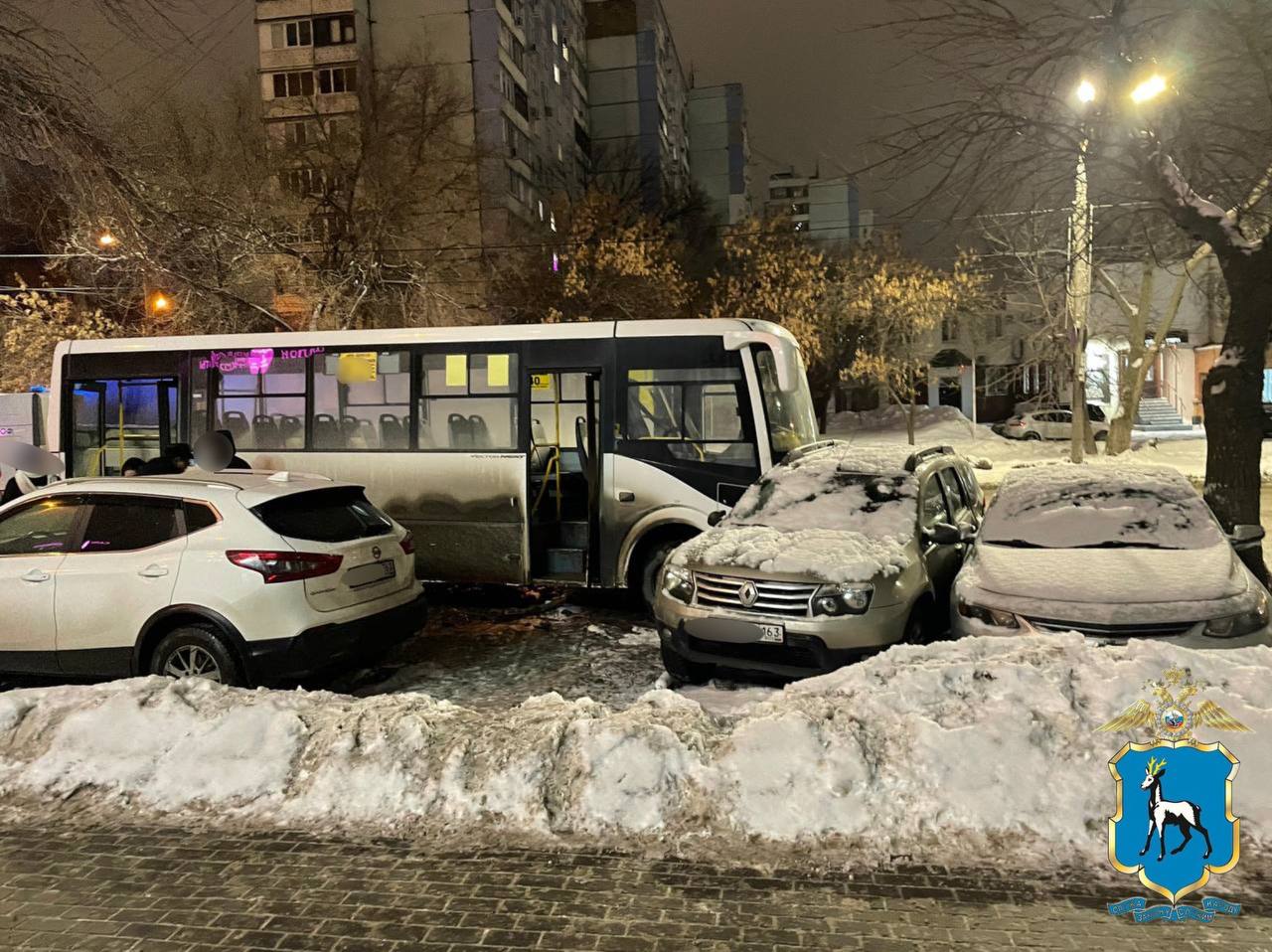 Пассажирский автобус въехал в припаркованные автомобили на ул. Георгия Димитрова  ДТП произошло 26 января в 17:00 в районе дома №26. Как сообщили в ГУ МВД по Самарской области, 56-летний мужчина, управляя маршрутным автобусом №226, двигался по ул. Георгия Димитрова со стороны Московского шоссе в направлении ул. Стара-Загора. Он не справился с управлением и наехал на припаркованные автомобили Mitsubishi Outlander, Nissan Qashqai, Renault Duster и Chevrolet Malibu.  Пассажир автобуса – 73-летняя женщина после ДТП обратилась в медицинское учреждение. Сотрудники полиции выясняют обстоятельства.