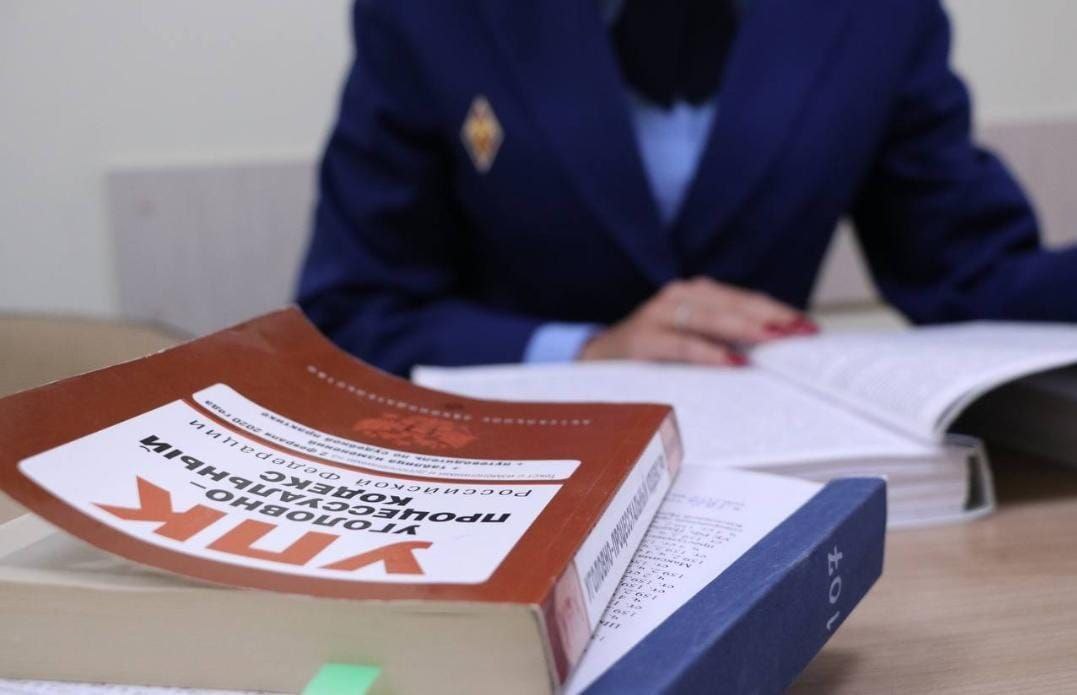 В Иркутске осуждена женщина блогер совершившая преступления против порядка управления Кировский районный суд г Иркутска вынес приговор по уголовному делу в отношении 35 летней жительницы региона Она признана виновной по ч 1 ст 318 УК РФ применение насилия в отношении представителя власти ст 319 УК РФ оскорбление представителя власти Суд установил что 26 05 2025 в ночное время подсудимую передвигавшуюся на принадлежащем ей автомобиле Тойота Камри вблизи здания детской поликлиники ОГБУЗ Шелеховская районная больница остановил инспектор ДПС с целью проверки документов С использованием находящегося при ней сотового телефона она осуществила видеосъемку своего разговора с представителем власти находившимся в форменном обмундировании при исполнении должностных обязанностей В июне 2025 года женщина опубликовала указанную видеозапись и ее скриншот на странице своего аккаунта в социальной сети в свободном доступе с комментарием содержащим оскорбления в адрес сотрудника правоохранительной системы предоставив возможность ознакомления с записью неограниченному кругу лиц Кроме того 24 06 2025 в Иркутске подсудимая применила насилие в отношении оперуполномоченного полиции При посадке в служебный автомобиль вблизи перекрестка улиц Володарского и Дзержинского и после доставления в дежурную часть отдела полиции 5 на улице Декабрьских Событий нанесла полицейскому телесные повреждения и укусы в область левой и правой руки Женщина вину в совершении преступлений признала в полном объеме ходатайствовала о рассмотрении уголовного дела в особом порядке это ходатайство судом рассмотрено и удовлетворено С учетом мнения государственного обвинителя суд приговорил виновную к 2 годам 7 месяцам лишения свободы с отбыванием наказания в колонии поселении irkprocnews