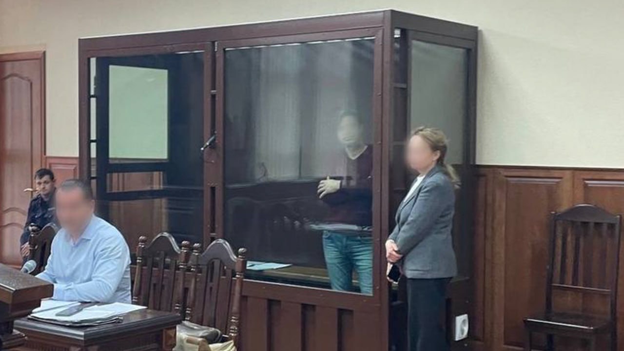 ‼ Житель Подмосковья признан виновным в убийстве владельца магазина в Зеленоградске. На основании вердикта присяжных судом будет постановлен приговор. Об этом сегодня сообщает прокуратура области.  Присяжные признали мужчину виновным в совершении убийства с особой жестокостью общеопасным способом и умышленном уничтожении чужого имущества.  Установлено, что 15 июня 2023 года подсудимый в ответ на замечание владельца магазина в Зеленоградске облил торговое помещение бензином и поджег. Убедившись, что бензин воспламенился, мужчина выбежал на улицу и попытался скрыться, однако был задержан сотрудниками полиции.   От полученных ожогов потерпевший скончался.   Фото: прокуратура Калининградской области