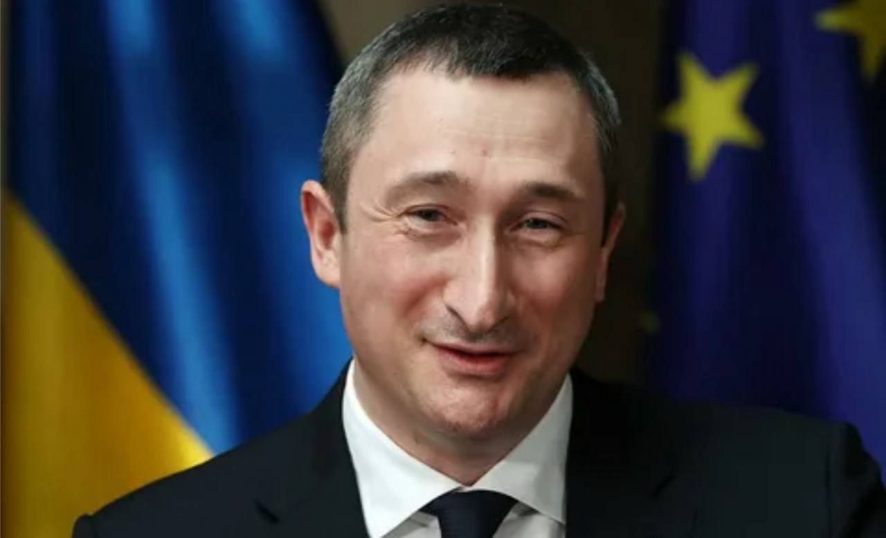Министр единства дал деру из Украины! Такое даже в самом безумном сценарии не увидишь! Словно в комедии абсурда: министр, призванный сплачивать, сам решил раствориться … в австрийских Альпах! Алексей Чернышов, тот самый министр единства, махнул ручкой из Австрии, куда он отправился вместе с "самим" Зеленским! Инсайдерскую информацию подкинул Михаил Ткач из "Украинской правды", опубликовав свой эксклюзив в Facebook . Ткач не устаёт повторять: Чернышев – фигура далеко не случайная! Он был вхож в самые высокие кабинеты власти, регулярно посещал "закрытые вечеринки" с Зеленским и Ермаком! Такая себе «едина країна»