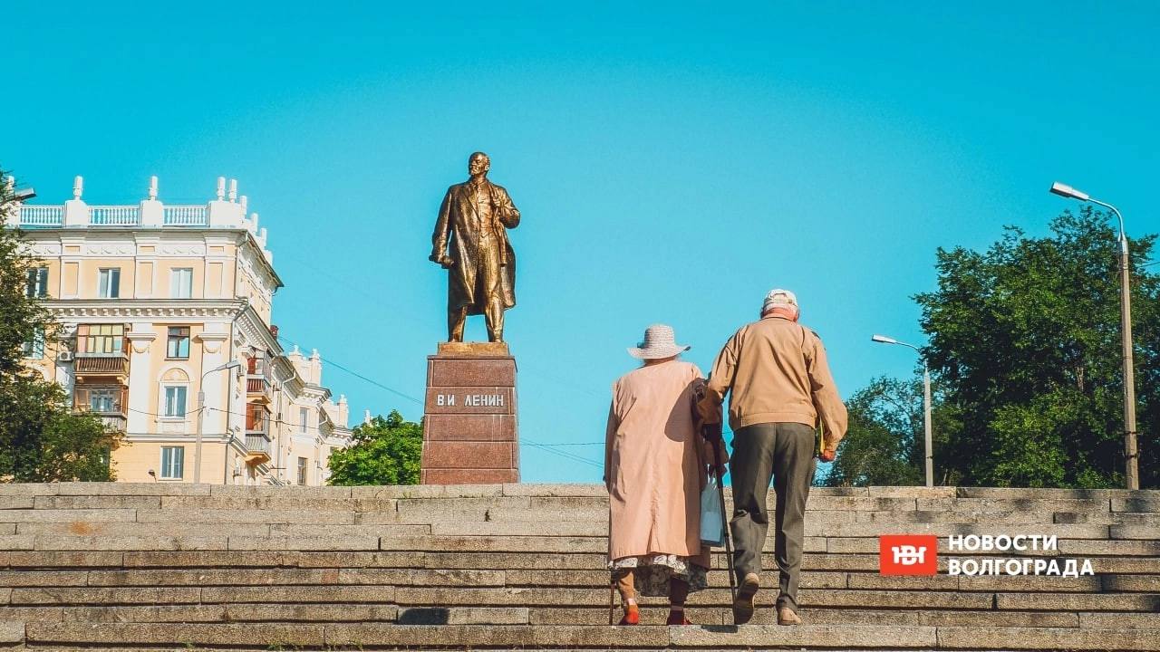 Волгоград сократил число бедных и поднялся в рейтинге ЮФО    Согласно обновлённым данным Росстата, в 2023 году уровень бедности в регионе снизился до 9,1%. Это не просто цифры — это 225 тысяч жителей, чей доход уже выше прожиточного минимума.    Ещё в 2021 году за чертой бедности находилось 11,5% населения области. Такая динамика позволила Волгоградской области подняться с четвёртого на третье место в ЮФО. Беднее всего, как и прежде, живут в Калмыкии, где 17,8% жителей всё ещё вынуждены выживать на скромные средства.    Однако даже в этой позитивной картине остаётся место для размышлений. Мечты волгоградцев о зарплатах в 100 тысяч рублей всё ещё далеко от реальности. Сегодня средний доход большинства едва достигает трети этой суммы.