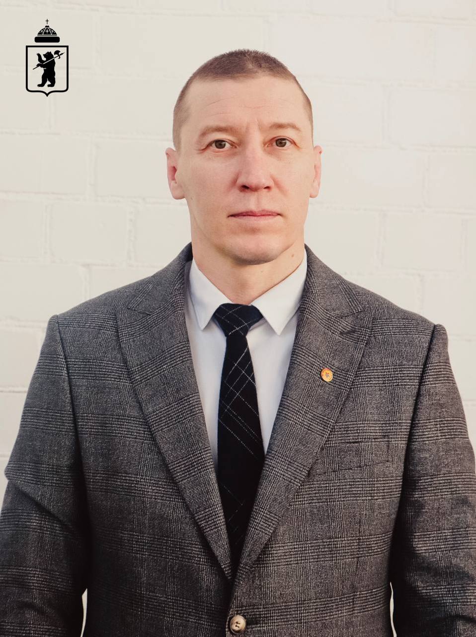Ярославский Центр спортивных единоборств возглавил Сергей Сапожников Сергей Сергеевич Сапожников — тренер-преподаватель высшей квалификационной категории, мастер спорта со самбо международного класса, мастер спорта по дзюдо, многократный призер этапов Кубка Мира и международных турниров. На новой должности он будет руководить новым современным Центром спортивных единоборств в Дзержинском районе Ярославля. Отметим, что команда тренеров уже собрана из опытных профессионалов боевых искусств и спортцентр уже завтра готов открыть свои двери. Воспитанник ярославской спортивной школы олимпийского резерва №17 Сергей Сапожников имеет высшее педагогическое образование ЯГПУ имени К. Д. Ушинского, а также высшее юридическое образование Академии труда и социальных отношений. Педагогический стаж Сергея Сергеевича насчитывает 15 лет преподавания боевых искусств для юных ярославцев. За многолетний добросовестный труд во благо ярославского спорта награжден Благодарностью Правительства Ярославской области, Почетной грамотой управления по физической культуре и спорту мэрии города Ярославля, грамотами Всероссийской федерации самбо и ее региональным отделением. Спортцентр уже завтра откроет свои двери! #мэрия_ярославль #спорт_ярославль
