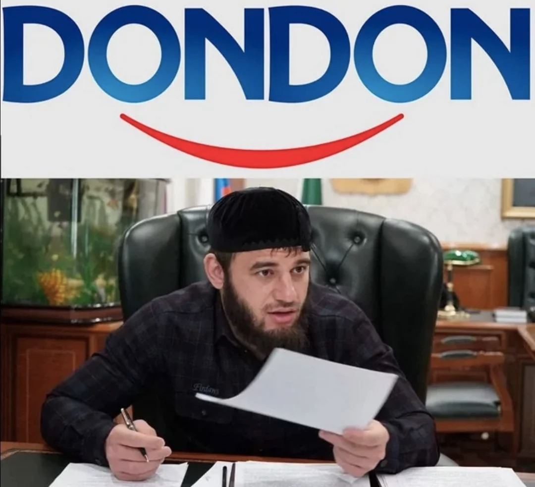 Заводы Danone в России достались близким Кадырова фактически бесплатно. Два года назад Путин отжал у французской Danone акции её российской «дочки» и переименовал её в Health & Nutrition, или «Эйч энд Эн». Бывший «Данон Россия» тогда возглавил племянник Кадырова Якуб Закриев он на фото . Вскоре дед вывел из-под управления Росимущества активы Danone — а это свыше десятка заводов на миллиард евро. На них нашелся покупатель в лице владельца молочного холдинга «Вамин» из Татарстана Мингазова. Итоговая сумма сделки оказалась существенно ниже рыночной — только 17,6 млрд. Из них 7,7 млрд рублей должны были пойти на погашение долга Danone перед своей бывшей «дочкой», она его сама и внесла. Фирме друзей Кадырова оставалось заплатить за Danone 9,9 млрд, но есть нюанс — эти деньги появились у «Вамина» в прошлом году, когда она взяла в долг у «дочки» H&N 11,3 млрд. Так покупатели расплатились с Danone её же деньгами, пишет «Система». В итоге четыре места из пяти в совете директоров заняли люди Кадырова.