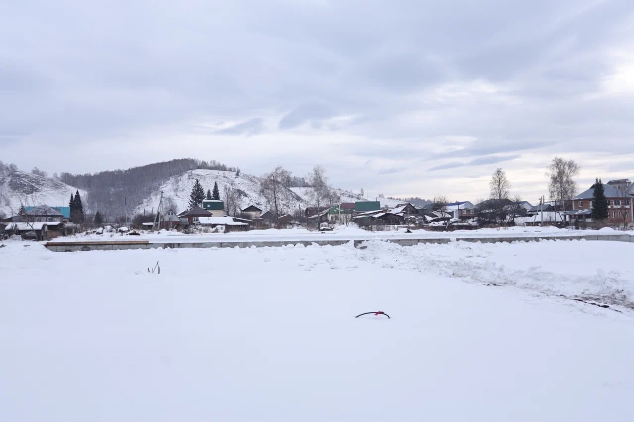 Второй бассейн появится в Республике Алтай его построят в Майме Сдать в эксплуатацию планируют уже в этом году Как подчеркнул глава региона Андрей Турчак сроки удалось сократить благодаря решению министра спорта России Михаила Дегтярева с которым встречались в конце января Вместе с бассейном будет построена и большая спортивная площадка обустроена парковая зона для прогулок Заниматься плаваньем смогут дети из всех районных школ будет организована доставка На фото то самое место где будет бассейн микрорайон Березовая роща