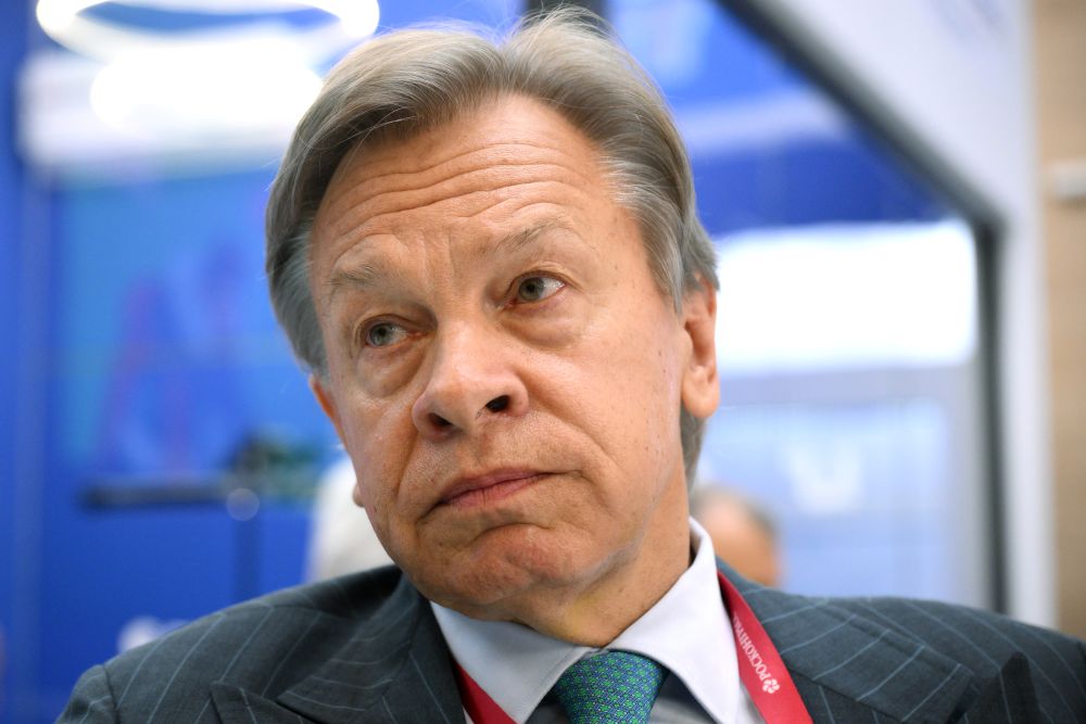 В Польше слишком увлеклись поддержкой Украины в результате чего вместе вместе с украинскими мигрантами туда прибыли и лихие 90 ые Об этом заявил сенатор Алексей Пушков комментируя публикацию Gazeta Wyborcza о том что банды молодых украинцев превратили Свентокшинский парк в центре Варшавы в криминальный центр Эти лихие годы были общими для РФ и Украины с той лишь разницей что на Украине они так и не закончились что подтверждает громкий коррупционный скандал отметил Пушков Но об этом в Польше не думали когда рванулись поддерживать Украину против России уж очень хотелось нанести удар по Москве это древний польский инстинкт добавил сенатор Однако поражения России нанести не удалось зато Польша получила украинский криминал социальное бремя в лице мигрантов и перспективу подрыва польского сельского хозяйства если Украину все же протащат в ЕС Три в одном как говорится резюмировал Пушков Фото РИА Новости Подписаться на Российскую газету Читать нас в MAX