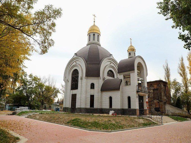18 сентября православные верующие вспоминают святых пророка Захарию и праведную Елисавету родителей Иоанна Крестителя В народном календаре дата известна как Кумоха осенняя Однажды Захарии явился ангел и сказал что вскоре его престарелая супруга родит сына который будет велик пред Господом Будущий пророк усомнился в этих словах за что был наказан немотой Вскоре появившемуся на свет мальчику Елисавета дала имя Иоанн хотя раньше в роду так никого не называли Захария тоже написал на дощечке это имя и к нему сразу же вернулся дар речи Позднее их сын Иоанн Предтеча прославился тем что крестил самого Иисуса Христа На Руси этот праздник получил название Кумоха осенняя Считалось что в этот день злой дух насылает на человека болезни поэтому было особенно важно следить за своим здоровьем и защищаться от простуды Чтобы прогнать болезнь в этот день топили баню и хорошенько парились Крестьяне внимательно следили за природой если листья рябины желтели это предвещало раннюю зиму Много ягод на рябине означало холодную и дождливую осень