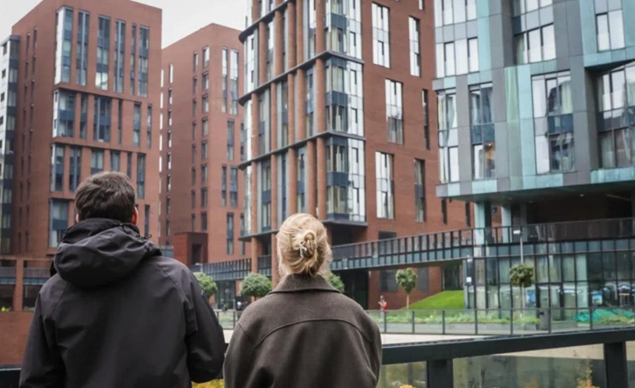 Халява закончилась первый регион в РФ запретил давать мигрантам жилищный капитал С 1 января 2026 года на Ямале изменили правила программы поддержки молодых семей Теперь получить деньги на жилье смогут только семьи где оба супруга родились в России или прожили здесь не меньше 20 лет Иностранцам и тем кто недавно приехал доступ к программе закрыт Исключения сделали для жителей новых территорий и участников программы переселения соотечественников Срок использования сертификата сократили с 180 до 120 дней Ямал стал первым регионом где жилищную поддержку для молодых семей напрямую привязали к оседлости Программа должна работать в первую очередь для местных жителей Наконец то Вот бы по всей России такое сделали Ура халява закончилась отреагировали на новость в местных соцсетях Ранее мы писали о случаях аферы с жилищными сертификатами которые проворачивали мигранты чтобы получить жилье от государства бесплатно