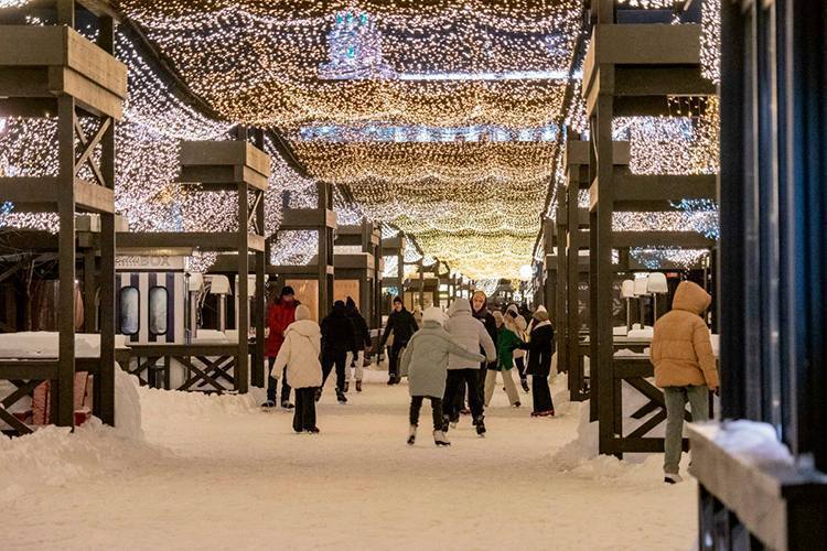 Каток на Кремлевской набережной откроют сегодня Первая половина катка будет работать с 17 00 до 22 00 Совсем скоро каток обещают открыть полностью Подписаться Сообщить новость   Вести Татарстан в MAX