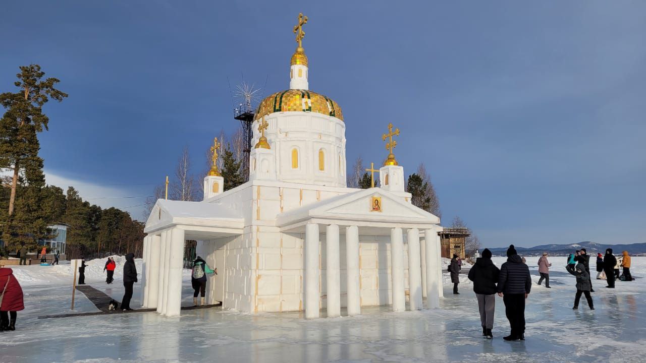 Снежный храм начали строить на озере Тургояк  Необычное сооружение возводят из снега и льда, внутри будет находиться купель. Достроить его планируют к середине января, чтобы уже в Крещение, 19-го числа, можно было окунуться в ледяную воду.    Как будет выглядеть храм, пока не сообщается. Подобное сооружение на озере появится в пятый раз, в прошлом году конструкция ушла под воду.  "Мы учли все технические ошибки прошлых лет, поэтому в 2025 году снежный храм вновь порадует всех желающих окунуться в ледяную купель", — отметили организаторы.  На фото: храм, построенный в 2023 году    Вести Южный Урал   Челябинск