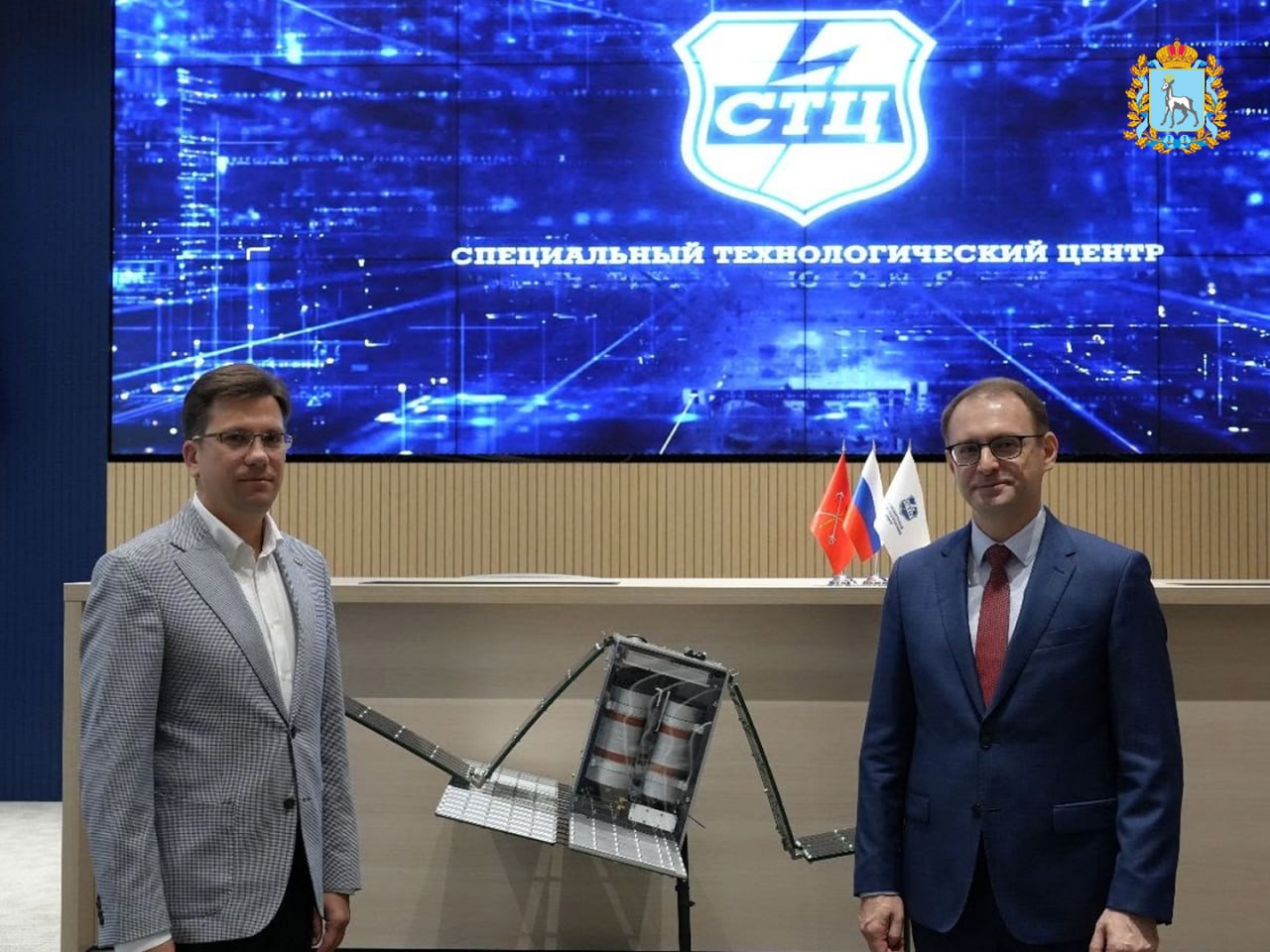Первый в России радиолокационный кубсат готов к запуску в космос Компактный спутник АИСТ СТ способный с помощью сантиметровых радиоволн видеть сквозь плотные облака создан учеными и инженерами Самарского университета им Королёва совместно со специалистами Специального Технологического Центра ООО СТЦ из Санкт Петербурга