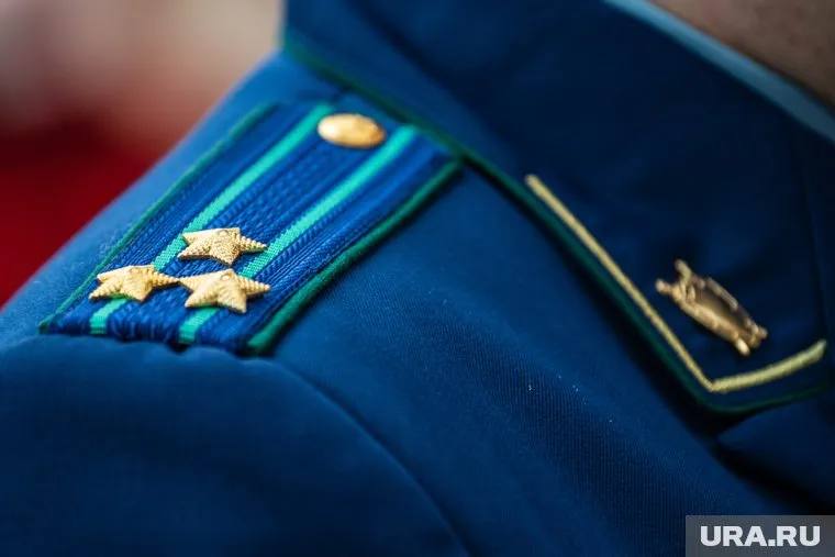 В Сургуте прокуратура вступилась за югорчанку, которая осталась без выплат после гибели супруга на СВО В Сургуте прокуратура вступилась за женщину, которая осталась без положенных выплат после гибели супруга в зоне СВО. По решению суда она получила 600 тысяч рублей, сообщает пресс-служба надзорного ведомства. «Прокуратура обратилась в суд с иском об установлении факта проживания заявительницы на территории региона и предоставлении соответствующей выплаты. Суд удовлетворил требования прокуратуры. Права супруги участника СВО восстановлены, ей произведена региональная выплата в размере 600 тысяч рублей», — сообщается на сайте прокуратуры региона. В ноябре 2024 года супруг югорчанки погиб, выполняя воинский долг в зоне специальной военной операции. Однако в выплате женщине было отказано, так как на момент гибели мужа она имела регистрацию на территории другого региона. После вмешательства прокуратуры права югорчанки были восстановлены. ________ Ura.ru