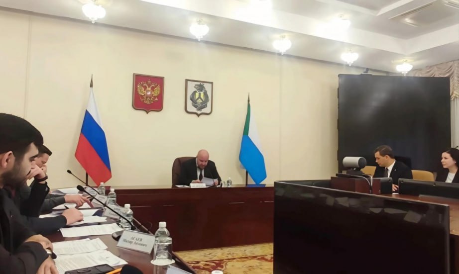 Для защиты профессиональной чести и достоинства педагогов в Хабаровске создана специальная комиссия В ее состав вошли представители органов власти Закдумы Межрегиональной госинспекции труда в Хабаровском крае и ЕАО общественных организаций и краевой организации Профсоюза работников народного образования  Первое заседание провел вице губернатор Артем Мельников Он отметил своевременность создания комиссии а также дал поручение создать аналогичные муниципальные комиссии в каждой территории региона Педагоги считающие что их права нарушены могут направить заявления на эл почту minobr khv gov ru с пометкой в комиссию министерства образования и науки края по защите профессиональной чести и достоинства педагогических работников Телефоны для консультаций 8 4212 32 67 03 42 07 72 ХАБАРОВСКИЙ КРАЙ в МАХ