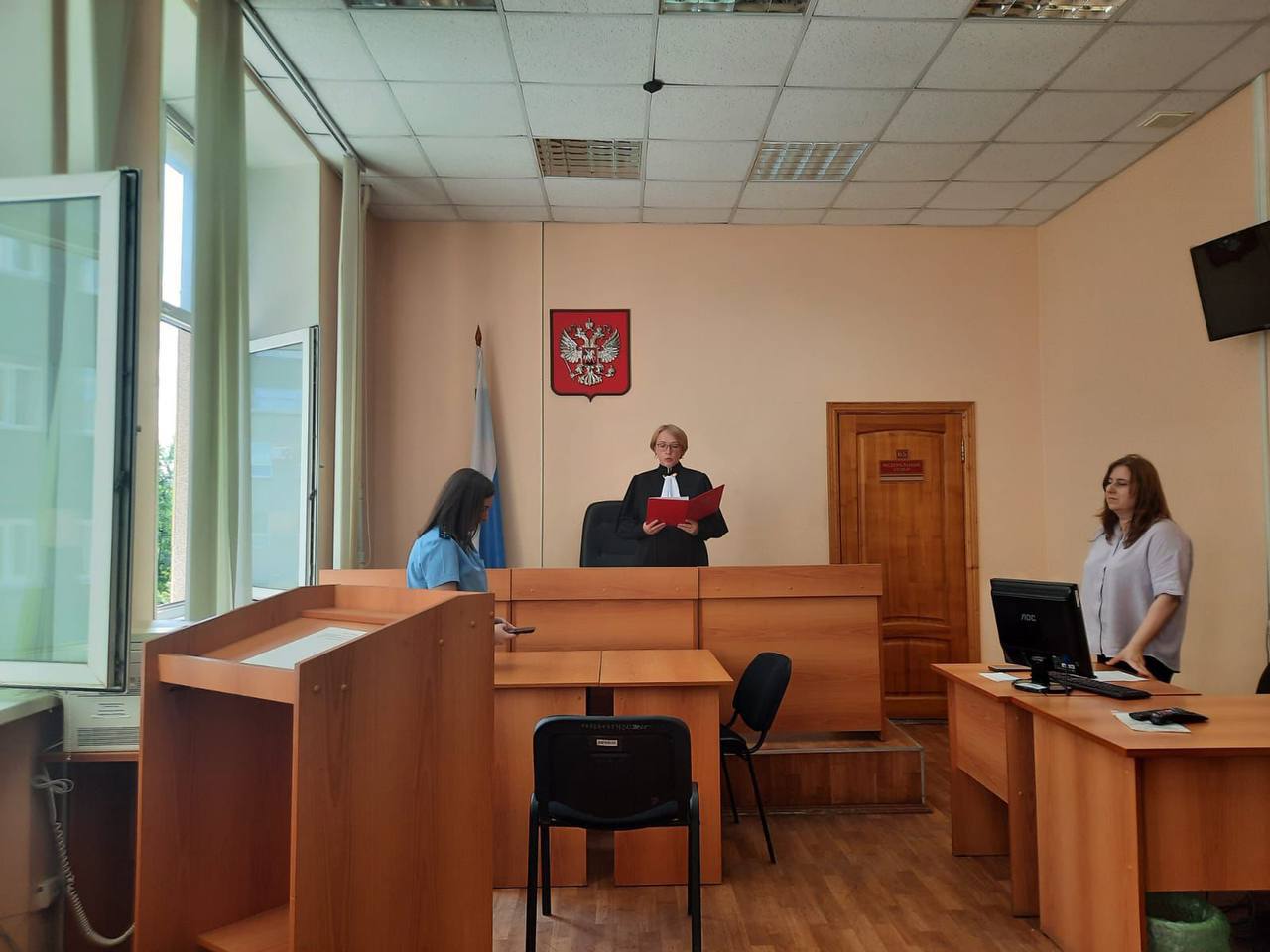 Приговор вынесен женщине, которая выбросила своего новорожденного ребенка на улицу   Жительница Нижнего Тагила ночью 4 марта, скрыв от родных беременность, в квартире самостоятельно родила живого, жизнеспособного мальчика. После женщина завернула ребенка в одеяло, вынесла на улицу и положила на скамейку. Новорожденного обнаружил мужчина рано утром, вызвал полицию и скорую.  «Женщина признана виновной в покушении на убийство новорожденного. По решению суда она проведет 2 года и 2 месяца в колонии общего режима. Также в пользу ребенку осужденная должна будет выплатить 750 тысяч рублей», - сообщают в региональной прокуратуре.    Прокуратура Свердловской области
