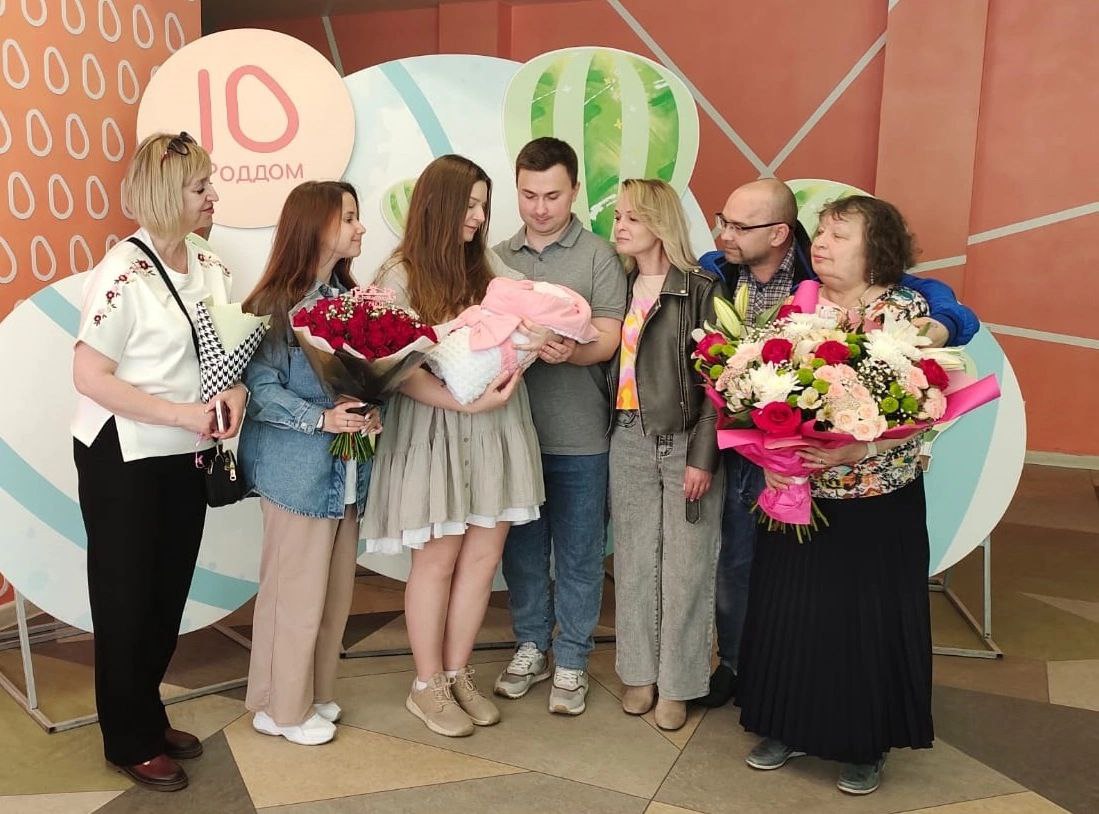 В 10 Родильном доме родилась девочка с 5-кратным обвитием пуповины и истинным узлом пуповины. Мама и малышка уже благополучно выписались домой. Беременность 27-летней Марии была желанной. Первый триместр беременности она наблюдала в частной клинике, а затем - в Амбулаторно-поликлиническом отделении 10 Роддома у врача акушера-гинеколога Джульетты Слепцовой. «Я относилась к беременности очень внимательно, постоянный контроль, УЗИ», – рассказывает пациентка. Уже на первом скрининге обнаружилась редкая аномалия: единственная артерия пуповины, из-за которой плод был маловесным. «Вопрос о выборе роддома не стоял – в Десятке родились муж и несколько родственников, мы даже специально переехали поближе к роддому. Я заключила договор на плановое кесарево сечение по показаниям от офтальмолога с врачом акушером-гинекологом Александром Валерьевичем Лихачевым. Уже перед родами была еще одна госпитализация – ребенок стал хуже набирать вес, а у меня поднялось высокое давление», – вспоминает Мария. 13 мая на сроке в 38 недель появилась на свет девочка Кира весом 2220 грамм с пятикратным обвитием пуповины и истинным узлом пуповины. «Это очень редкая патология, которую практически невозможно диагностировать заранее», – прокомментировал роды врач акушер-гинеколог Александр Валерьевич Лихачёв. После рождения малышка была переведена под наблюдение врачей-неонатологов. «Я благодарна Ирине Александровне Каплиной и всему отделению реанимации и интенсивной терапии новорожденных за помощь дочке, благодарна своему врач Александру Валерьевичу Лихачеву за положительный исход родов. Самое главное для меня сейчас, что мы вместе с дочкой выписываемся сразу домой», – поделилась Мария.