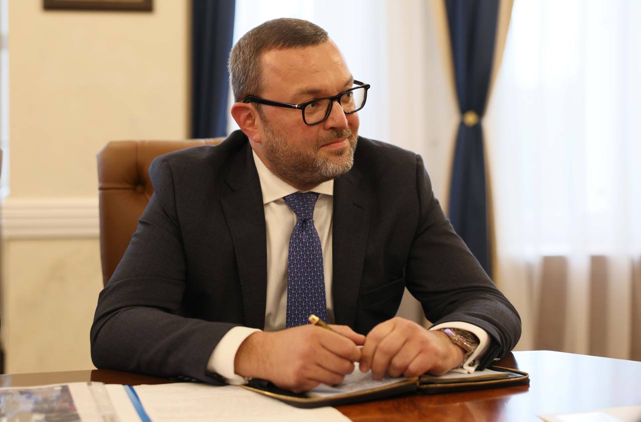 Буквально час назад в Москве в парке на Ходынском поле стартовал международный фестиваль экстремальных видов спорта Grand Skate Tour, который объединил участников из 60 стран и традиционно включил в себя олимпийский скейтбординг, а также роллер-спорт, самокатный спорт и лонгборд-дэнсинг!  Перед началом фестиваля в Олимпийском комитете России провел встречу с президентом Федерации скейтбординга России Ильей Вдовиным. Участие во встрече принял и Виталий Георгиевич Смирнов, почетный президент ОКР.   В повестке – создание в России единой структуры по образу Международной федерации World Skate, чтобы в ее рамках развивать все дисциплины: и олимпийский скейтбординг  «улица» и «парк» , и неолимпийские роллер-спорт, самокатный спорт, лонгбординг.  С точки зрения массового и любительского скейтбординга этот вид спорта входит в тройку лидеров по приросту занимающихся в нашей стране.