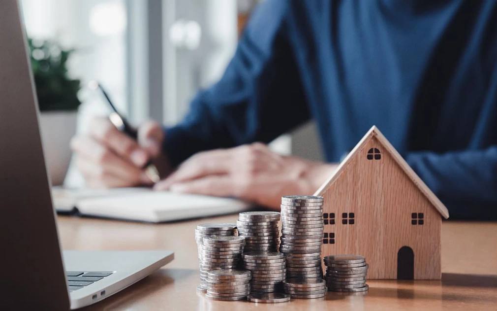 Жилье предложили продавать через эскроу для защиты от мошенников Председатель фракции Справедливая Россия Сергей Миронов направил вице премьеру Марату Хуснуллину инициативу распространить механизм эскроу счетов на продажу единственного жилья на вторичном рынке Предлагается замораживать средства покупателя на 48 часов после регистрации сделки чтобы продавец мог её отменить а органы проверить возможное мошенничество Систему хотят интегрировать с Госуслугами и внедрять поэтапно сначала в пилотных регионах вторичка законы Фото Kunakorn Rassadornyindee Shutterstock FOTODOM Читать РБК Недвижимость в Telegram