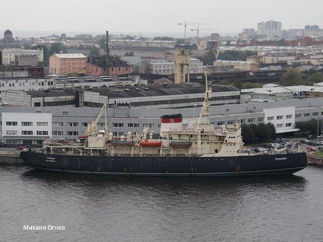 325 млн рублей требуется для ремонта легендарного ледокола «Красин». Запрос разместили на сайте госзакупок. Наружная обшивка судна и гребные винты деформировались и проржавели, а палубы местами насквозь, якорные цепи износились, в балластных, топливных и масляных танках — коррозия и грязь. Заказчик ищет исполнителя, который в течение 2025 года поставит судно в док и отремонтирует подводную часть, починит палубы и очистит танки.