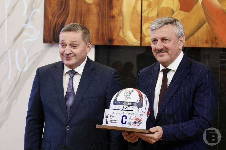 Губернатор поблагодарил организаторов за проведение молфеста Глава региона выразил благодарность Владимиру Марченко и Александру Дорждееву Ранее Городские вести писали о том что 28 октября Андрей Бочаров вместе с волгоградской молодежью подводит итоги фестиваля ТриЧетыре Мероприятие отгремело в областной столице в сентябре 2025 года Губернатор отметил что в этом году в мероприятии участвовали 540 тысяч человек количество локаций увеличили до 80 При этом главным организатором и вдохновителем мероприятия продолжает оставаться молодежь Глава региона поблагодарил всех организаторов участников и партнеров фестиваля всех кто обеспечивал комплексную безопасность мероприятия и волонтеров Отдельные слова благодарности прозвучали в адрес сопредседателей оргкомитета фестиваля Александра Дорждеева и Владимира Марченко Губернатор отметил что от их работы во многом зависит качество подготовки и проведения фестиваля
