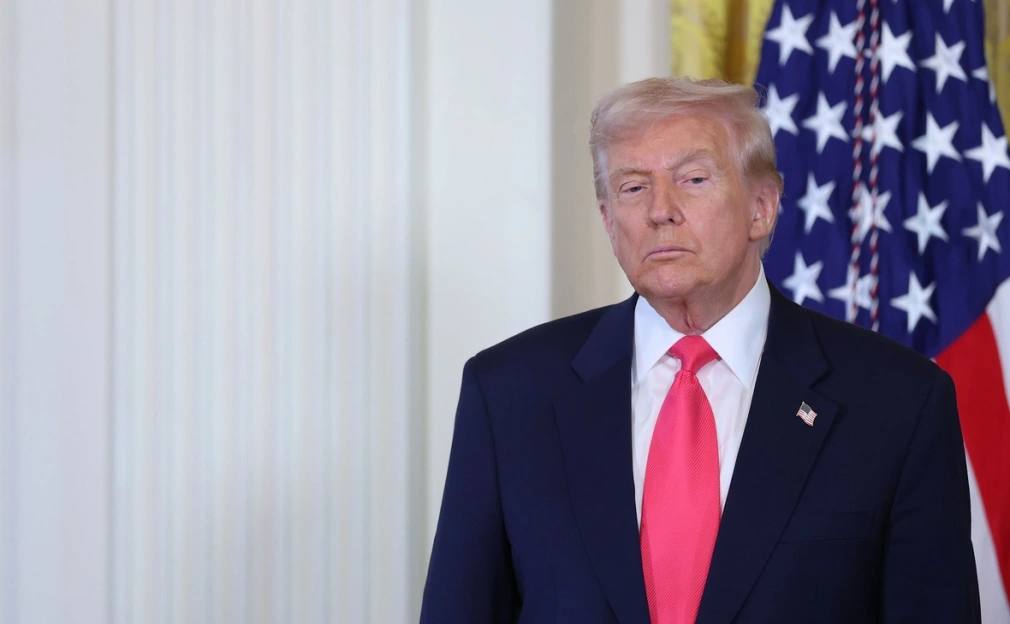 Трамп в интервью телеканалу GB News назвал военный конфликт России и Украины кровавой бойней вновь заявив что он никогда не должен был начаться Республиканец согласился со словами журналистки о том что продолжение боев вызывает у него раздражение Трамп рассчитывал что достичь урегулирования удастся намного быстрее признал он Я думал что у меня очень хорошие отношения с президентом Путиным Я думал что это будет легко По словам республиканца некоторые из восьми войн которые были завершены при его посредничестве длились десятки лет Тем не менее уверен президент США скоро боевые действия на Украине прекратятся Трамп добавил что с целью урегулирования США оказывают давление на некоторые страны в частности Индию чтобы та прекратила покупать российскую нефть Фото Anna Moneymaker Getty Images Читать РБК в Telegram MAX