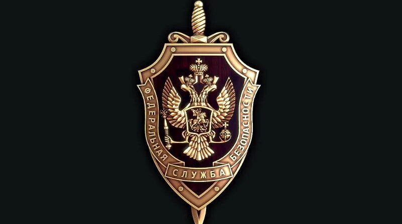 Гос финансовая экспертиза проведена в рамках расследования уголовных дел в отношении участников организованной группы совершивших хищение денежных средств выделенных ООО 10 ГПЗ для реализации контрактов в рамках государственного оборонного заказа Преступная деятельность указанных лиц выявлена и пресечена сотрудниками УФСБ России по Ростовской области Оперативниками установлено что собственники предприятия в числе которых бывший заместитель руководителя Росстандарта должностные лица завода а также начальник военного представительства Министерства обороны Российской Федерации организовали поставку продукции в рамках гособоронзаказа по ценам завышенным в 3 8 раз В результате экспертизы установлена сумма ущерба которая составила 2 2 млрд рублей На основании материалов УФСБ России по Ростовской области ГВСУ СК России возбуждено уголовное дело по ч 4 ст 159 УК России Мошенничество и ч 2 ст 292 УК России Служебный подлог Ранее в отношении фигурантов были возбуждены уголовные дела по ст 159 УК России Мошенничество а в отношении руководителя военного представительства по ч 5 ст 290 УК России Получение взятки