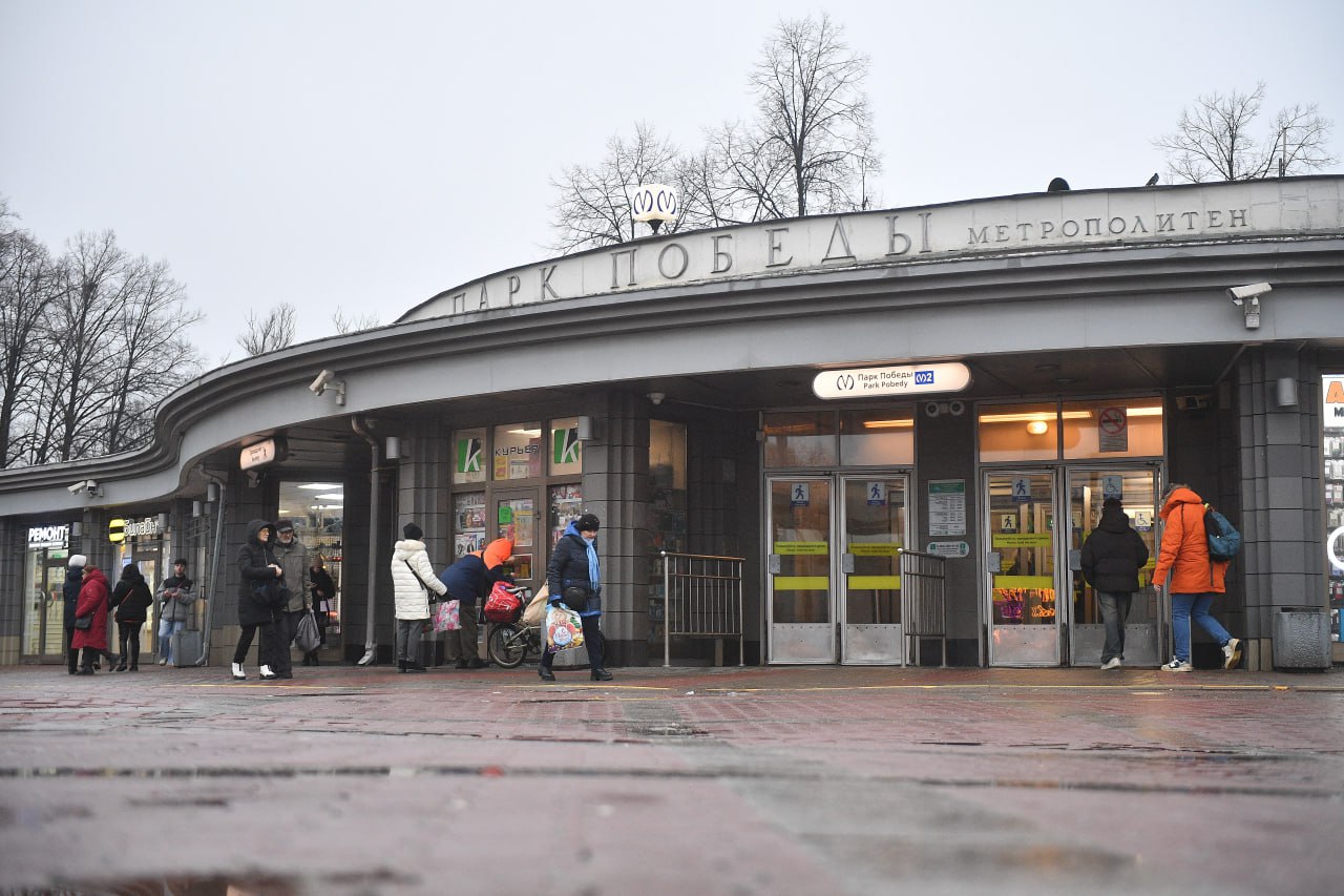 Вестибюль Парка Победы не получил статус памятника Вестибюль станции метро Парк Победы не включили в список объектов культурного наследия В перечень охранного статуса не попало и здание бывшего Всесоюзного научно исследовательского института целлюлозно бумажной промышленности ВНИИБ а также несколько домов на проспекте Обуховской обороны построенные с конца XIX века до 1950 х годов По мнению КГИОП здания не обладают достаточной историко культурной значимостью для получения статуса памятника Алексей Булатов Подпишись на Комсомольскую правду СПб отдай свой буст нам