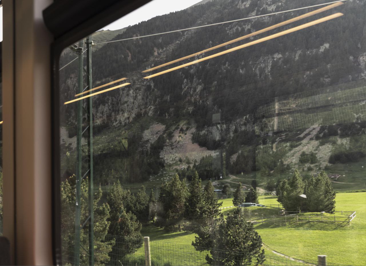 На выставке Транспорт России представили обновленный плацкартный вагон габарита Т Ключевые изменения увеличенные спальные полки и наличие отдельной душевой кабины что стало новшеством для российского плацкарта Длина поперечных полок увеличена до 189 1 см а ширина до 62 7 см Каждое место оснащено индивидуальной шторкой персональным светильником розетками 220 В и USB В вагоне рассчитанном на 58 пассажиров также установлены две туалетные комнаты Серийный выпуск новых плацкартных вагонов запланирован на 2026 год Ранее было объявлено что купейные вагоны того же габарита начнут курсировать между Москвой и Санкт Петербургом с 2025 года Югополис Прислать фото или видео