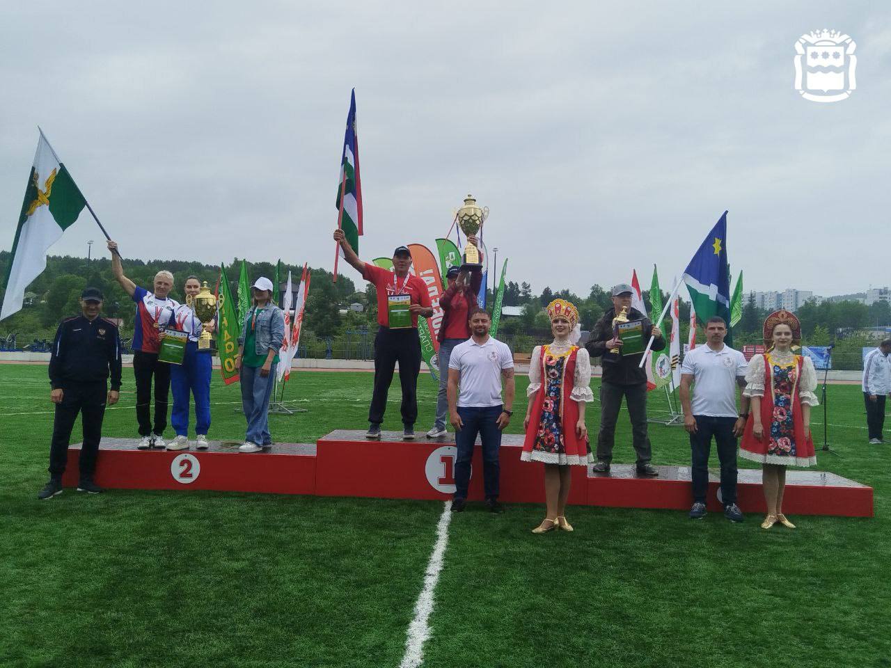 В Тынде объявили имена победителей XXVII комплексной Спартакиады городов! С сентября по июнь команды выявляли сильнейших в 16 видах спорта Спартакиада собрала в северной столице Приамурья более 700 участников. 11 сборных команд городов соревновались в мини-футболе, волейболе, баскетболе, гиревом спорте и лёгкой атлетике. По итогам спартакиады были побиты 7 рекордов Амурской области! Все - в гиревом спорте. Третье общекомандное место заняла сборная Зеи! На втором, впервые за долгое время, хозяева Спартакиады - тынденцы. Победителями же стала сборная Благовещенска.