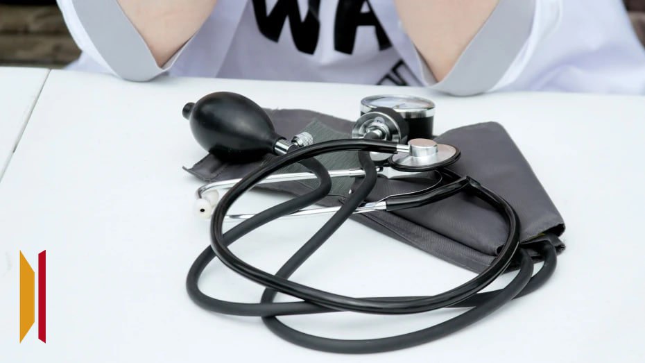 По полису ОМС теперь можно сдать анализы на сердечно сосудистые риски Россияне в возрасте 18 40 лет могут в рамках диспансеризации бесплатно по ОМС один раз сдать анализ на определение уровня липопротеина а в крови Его повышенный уровень может указывать на высокие риски патологии коронарных сосудов инфаркта миокарда и инсульта Также можно получить оценку липидного профиля общий холестерин холестерин липопротеидов высокой низкой и очень низкой плотности триглицериды В возрасте 18 39 лет это можно сделать раз в шесть лет старше 40 лет раз в три года Мы всегда на связи в Мах