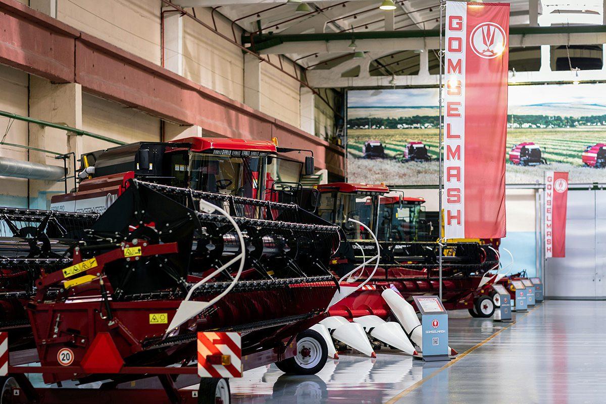 В Украине конфисковали активы Гомсельмаша Иск в суд об этом подал Минюст Украины ссылаясь на закон О санкциях а также на то что Гомсельмаш находится под украинскими санкциями с 2023 года В итоге в доход государства перешли корпоративные права предприятия в компаниях Торговый дом Гомсельмаш Украина Торговый дом МТЗ Беларусь Украина Луч Юг и соответствующие торговые марки Теперь у белорусского предприятия есть пять дней чтобы подать жалобу в Апелляционную палату Подробнее