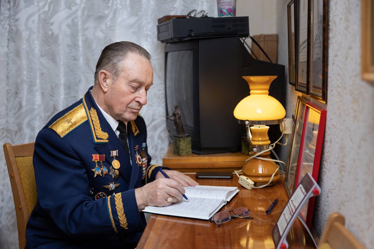 Президент России Владимир Путин наградил председателя Санкт-Петербургской общественной организации ветеранов  пенсионеров, инвалидов  войны, труда, Вооружённых Сил и правоохранительных органов Василия Волобуева орденом Александра Невского. Сообщение о подписанном указе о награждении государственными наградами появилось на сайте Кремля 17 июля.       ВКонтакте   Одноклассниках
