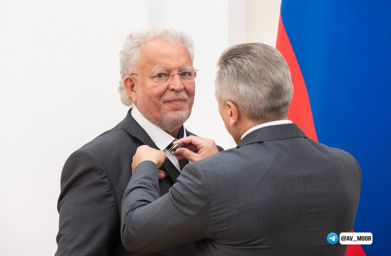 Накануне Дня образования Тюменской области вручил награды тем, кто вносит особый вклад в развитие региона. Представителям разных сфер – образования, медицины, строительства, промышленности, транспорта, сельского хозяйства, спорта и социальной работы – были вручены государственные награды и поощрения по поручению Президента Российской Федерации Владимира Владимировича Путина, а также региональные награды. За каждым из этих достижений – профессионализм, упорство и преданность делу. Это люди, которые своим трудом продолжают славную историю Тюменской области, делают её сильнее и комфортнее для жизни. Благодарю вас за ответственность и любовь к родной земле. Именно благодаря таким людям регион уверенно смотрит в будущее. -канал губернатора Тюменской области – узнавайте важное первыми.