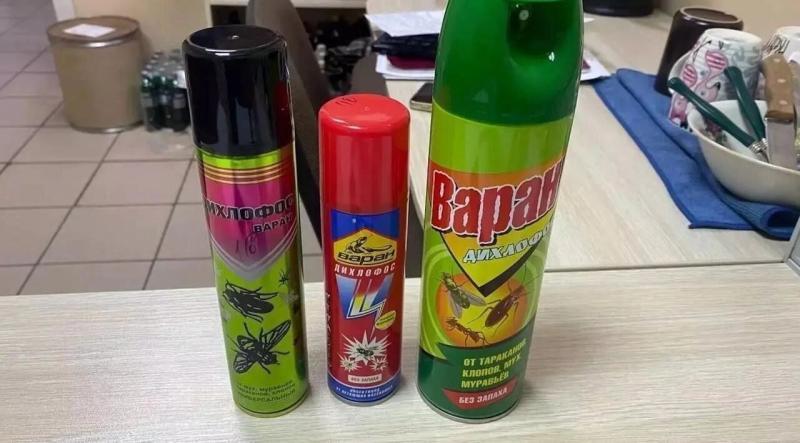 В Назаровском городском суде продолжают рассматривать дело о гибели четверых детей в семье из Красной Сопки. На одном из ближайших заседаний выступит химик Сергей Сохранный — автор советской формулы дихлофоса.   Сохранный намерен доказать, что дихлофос не мог стать причиной смерти детей. По его словам, аэрозоль содержит синтетические пиретроиды — циперметрин, тетраметрин и трансфлутрин. Эти вещества активно применяются по всему миру и обладают избирательным действием: эффективно действуют на насекомых, но при этом не представляют серьёзной опасности для человека.  Химик рассказал, что дихлофос относится к третьему и четвертому классам опасности, как, например, поваренная соль или керосин. Он также утверждает, что даже два баллона аэрозоля содержат слишком малое количество пиретроидов, чтобы вызвать смертельное отравление у ребёнка. Эти расчёты он отправил в Следственный комитет ещё в ноябре 2024 года.  Подробнее – на Бабре  #красноярск