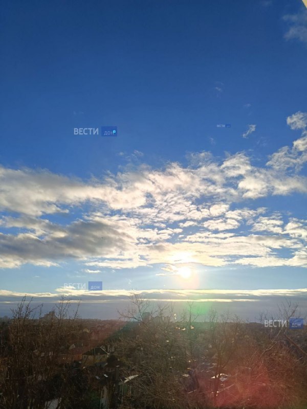 Вот такой чудесный пейзаж могли сегодня утром наблюдать жители донской столицы Фото поделились наши подписчики Сильный ветер бушевавший ночью разогнал все тучи и наконец выглянуло солнце Ясное голубое небо радует глаз Вести Дон Telegram MAX