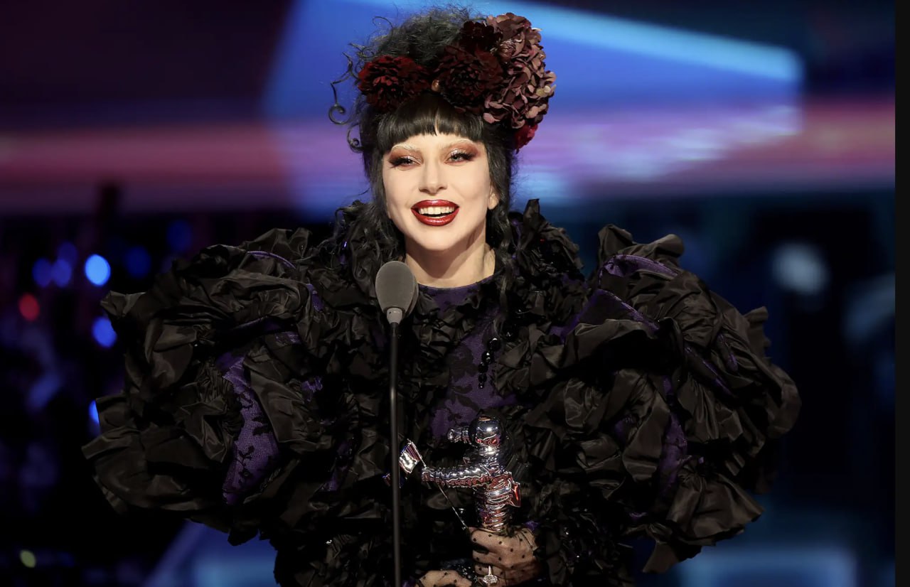 В Нью Йорке состоялась церемония вручения наград MTV Video Music Awards 2025 Главную награду вечера Видео года забрала Ариана Гранде за свой короткометражный фильм Brighter Days ahead Лидером по количеству побед стала Леди Гага она забрала четыре статуэтки включая Артист года Лучшая коллаборация а также Лучшая режиссура и Лучший арт дирекшн за клип Abracadabra Вот как распределились другие награды Видео года Ариана Гранде Brighter Days Ahead Артист года Леди Гага Песня года Розэ и Бруно Марс APT Лучший альбом Сабрина Карпентер Short n Sweet Лучшая музыкальная группа Blackpink Лучший новый артист Алекс Уоррен Лучший поп артист Сабрина Карпентер Лучшее выступление восходящей звезды KATSEYE Touch Лучшая коллаборация Леди Гага и Бруно Марс Die With a Smile Лучшая песня лета Tate McRae Just Keep Watching Полный список победителей этого года ищите на нашем сайте The Blueprint News