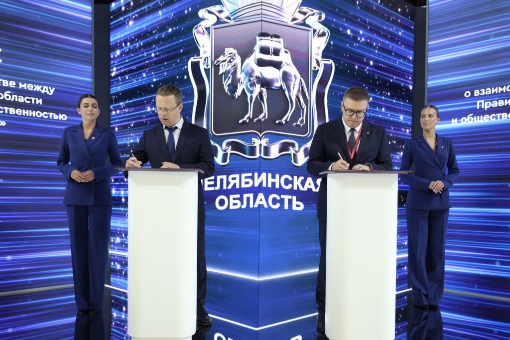 На площадке ОЭЗ «Южноуральская» запустят роботизированные производства В рамках Петербургского международного экономического форума состоялась встреча губернатора Алексея Текслера и гендиректора ООО «АВГ Газовое оборудование» и ООО «АВГ Прицепная Техника» Андрея Гартунга. По итогам переговоров подписаны два соглашения, направленные на развитие промышленной роботизации. В рамках соглашений планируется строительство двух роботизированных высокотехнологичных производств на площадке особой экономической зоны «Южноуральская» в Красноармейском муниципальном районе.