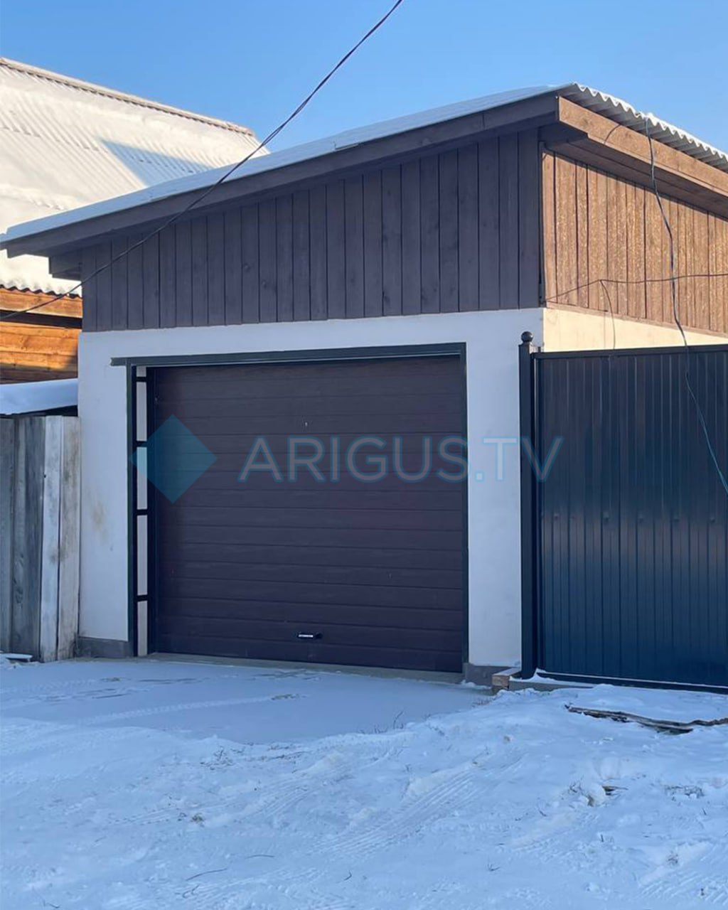 В Бурятии многодетная мать погибла от отравления угарным газом Трагедия произошла в ночь на 23 января в селе Нижняя Иволга Как сообщили Ариг Ус в МВД Бурятии в этот день супруг погибшей находился в командировке Не сумев связаться с женой по телефону он попросил соседку проверить всё ли в порядке Женщина обнаружила хозяйку дома без сознания в гараже и вызвала скорую помощь Прибывшие медики констатировали ее смерть По предварительной информации в тот вечер в доме не было электричества из за работ на линии электропередач Чтобы избежать разморозки отопительной системы женщина запустила бензиновый электрогенератор У погибшей остались трое детей 11 10 и 5 лет В настоящее время они находятся с отцом Известно что семья на учёте не состояла Законность отсутствия электроснабжения в доме проверит прокуратура Обстоятельства ЧП выясняются При наличии оснований будут приняты меры прокурорского реагирования сообщили в надзорном ведомстве   Канал Ариг Ус в MAX