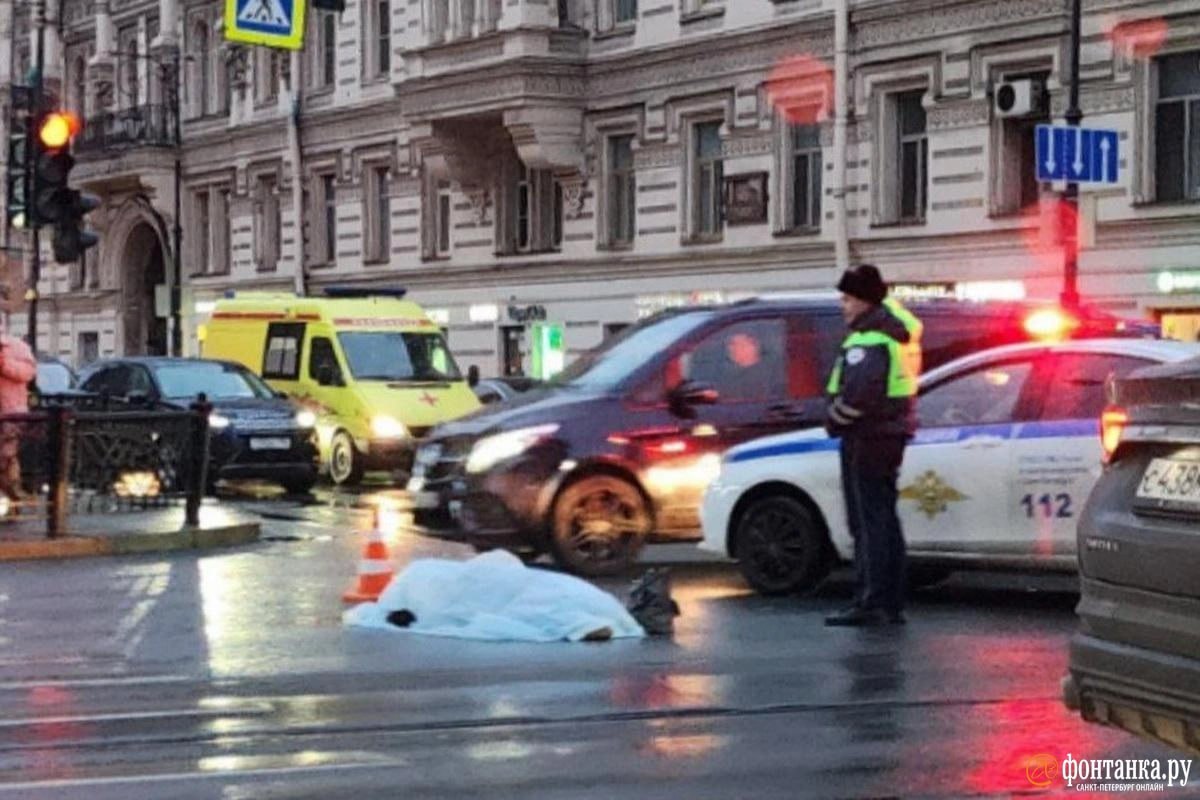 Девушку-пешехода сбили насмерть сегодня утром в центре Петербурга. Тело на пересечении Литейного проспекта и улицы Пестеля лежит до сих пор.  «Черная гранта сбила девушку насмерть», — написал читатель «Фонтанки», поделившись кадрами с места происшествия.  К месту ДТП прибыли сотрудники дорожной полиции и реанимации, территорию огородили. Согласно данным сервиса «Яндекс.Пробки», с 7:30 утра на перекрестке образовалась плотный затор, со слов автомобилистов, для проезда в сторону Невского проспекта свободен только правый ряд.