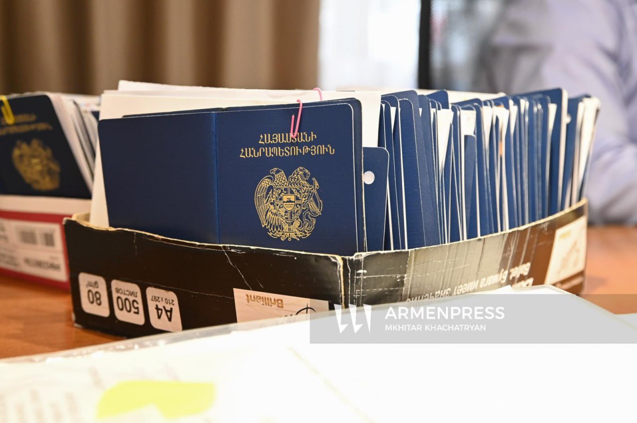 Служба миграции и гражданства СМГ МВД принимает заявления на получение гражданства РА от насильственно перемещенных из Нагорного Карабаха лиц по более чем 40 адресам Как сообщает Арменпресс со ссылкой на СМГ заявления принимаются во всех региональных отделениях в отделении по адресу ул Закяна 3 в Ереване в центральном аппарате Службы а также в мобильных офисах службы МВД С 1 сентября 2025 года насильственно перемещенные из Нагорного Карабаха и лица получившие временную защиту освобождены от уплаты госпошлины в связи с изменениями внесенными в Закон РА О государственной пошлине от 22 января 2025 года