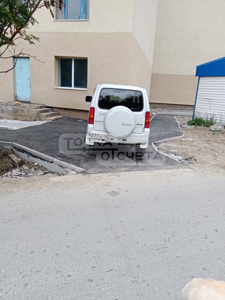 Новенький тротуар в сахалинском селе превратили в парковку Жители села Правда в Холмском районе недолго радовались обновлённой дорожке возле дома. Один из автомобилистов повадился парковать свою машину прямо на пешеходной зоне. Как рассказал очевидец, иномарку с завидной регулярностью наблюдают на отремонтированном тротуаре у дома №27 на улице Речной. "Появились новые пешеходные дорожки, но, похоже, не все автомобилисты понимают разницу между парковкой и тротуаром", - отметил свидетель ситуации.