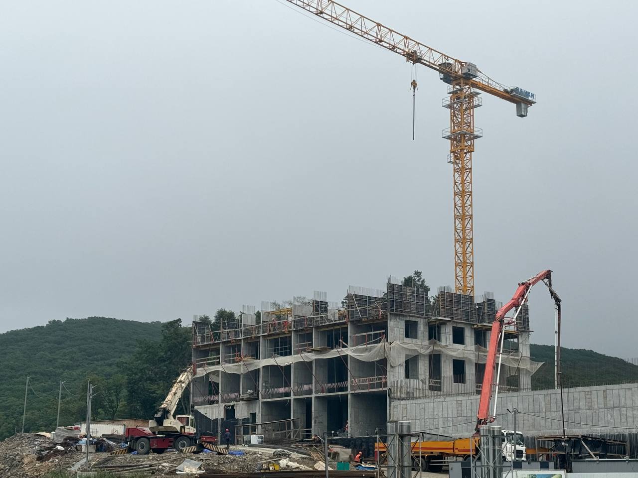 Участки на Шаморе и Патрокле хотят отдать под КРТ На месте пустыря и базы отдыха Всероссийской государственной телевизионной и радиовещательной компании появятся жилая застройка и гостиница В бухте Лазурной на месте базы отдыха ВГТРК планируют построить гостиничный комплекс площадью до 10 тыс кв м с инфраструктурой На ул Борисенко севернее Патрокла может быть возведено до 35 тыс кв м жилья с инженерными и социальными объектами Оба объекта инвесторам предоставляет корпорация ДОМ РФ в рамках вовлечения неиспользуемого федерального имущества и развития городской среды Подписывайтесь на РБК Восток